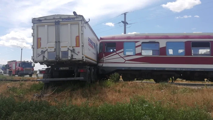 Camionul a intrat în trenul regio Bucureşti-Olteniţa FOTO Facebook/ISU Călăraşi