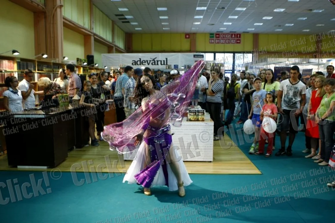 Amira a dansat senzual la standul Editurii Adevărul de la Bookfest. (Foto: Eduard Enea)