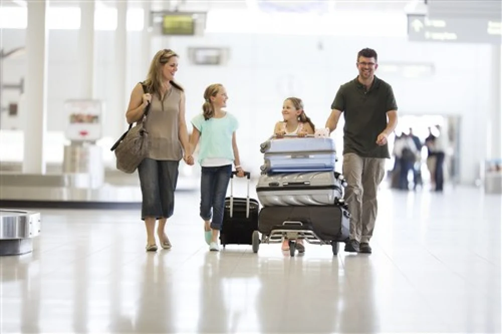 Câte vacanțe plănuiesc să-și ia românii în acest an și cât vor să cheltuiască