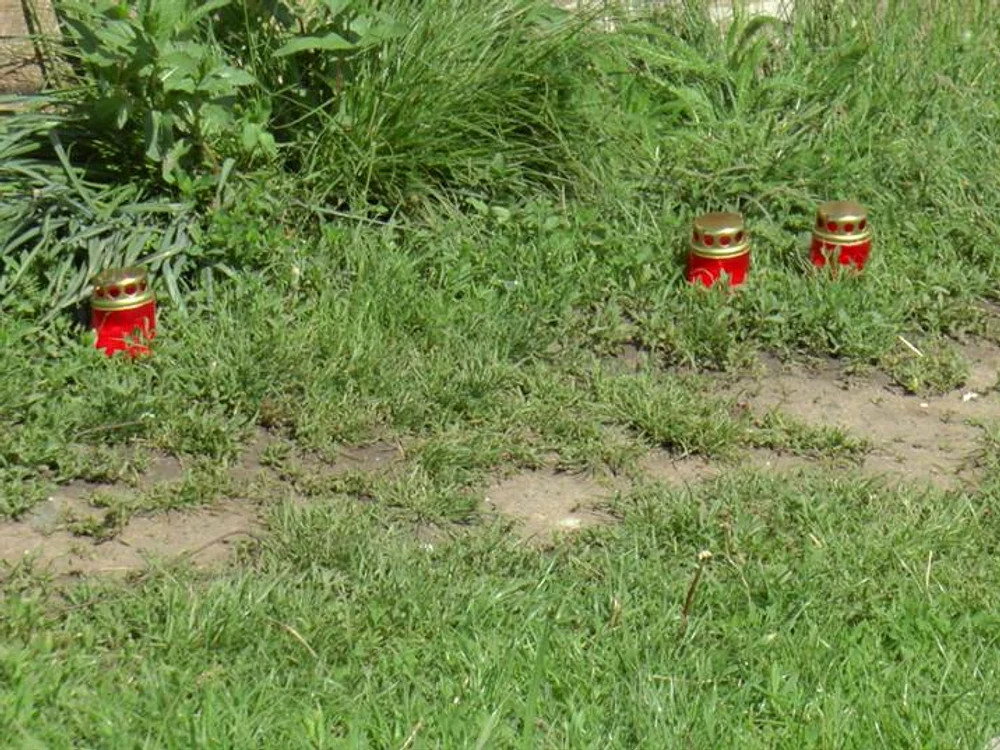Femeia decapitată a fost abandonată în curte. Foto: bittv.info