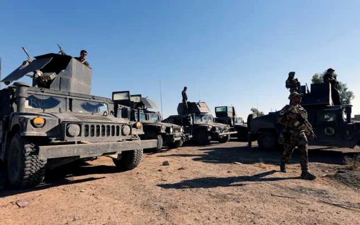 Soldaţi irakieni în apropiere de Mosul Foto: EPA