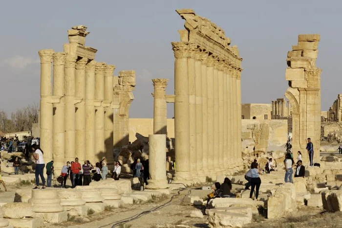 Mai 2016: turişti în Palmira,  după ce situl arheologic aflat pe lista UNESCO a reintrat sub control sirian 