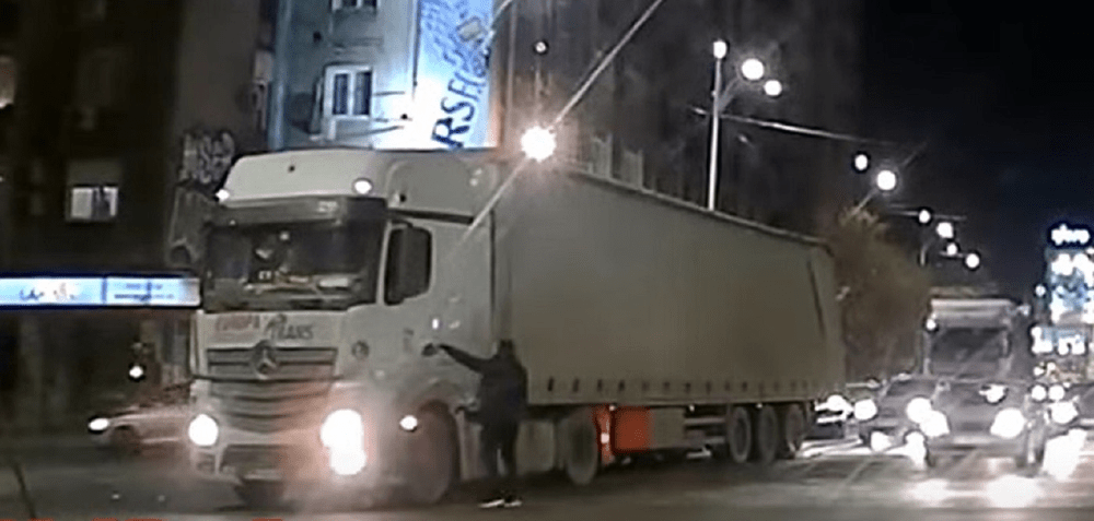 Un șofer a oprit în trafic un camion care urma să intre în Pasajul Unirii. La un pas de o nouă tragedie VIDEO