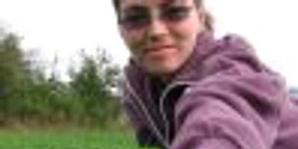 Andreea culege trifoi de peste tot
