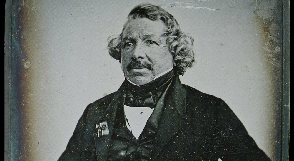 Louis Daguerre și Draga Olteanu-Matei la Teatrul Ion Creangă, explorând istoria fotografiei și tragediile artistice. | sursa foto: Adevarul