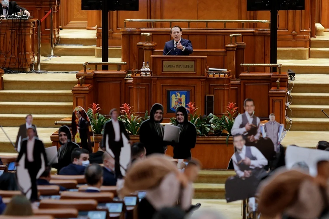 
    În timpul discursului premierului Florin Cîțu, în loc să îl asculte, deputații PSD au preferat să agite pancarte prin care își băteau joc de Guvern și președintele României  