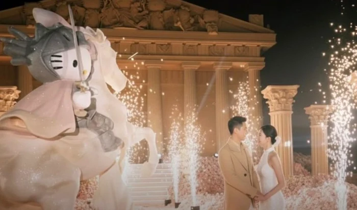 A ridicat un „templu” de 15 metri cu coloane uriașe și statui Hello Kitty / foto: Instagram