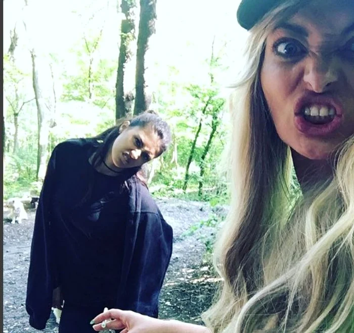 Delia și Antonia s-au întrecut în strâmbături