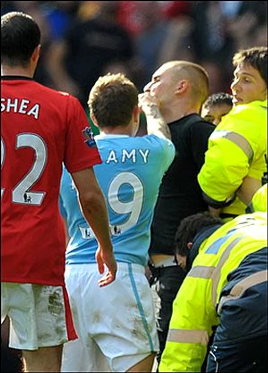 
    Bellamy a lovit un suporter în timpul partidei cu Manchester United  