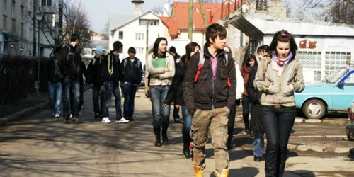 Copii ieşind de la scoală