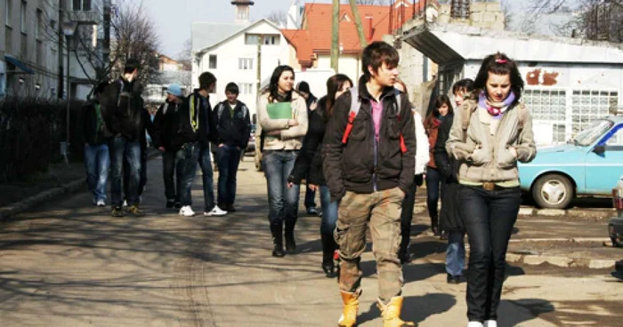 Copii ieşind de la scoală