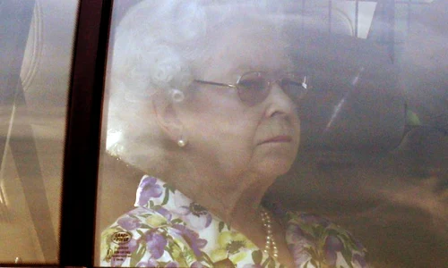 Regina Elizabeta a II a a Marii Britanii, surprinsă când a sosit la Buckingham  (Foto: Reuters) jpeg
