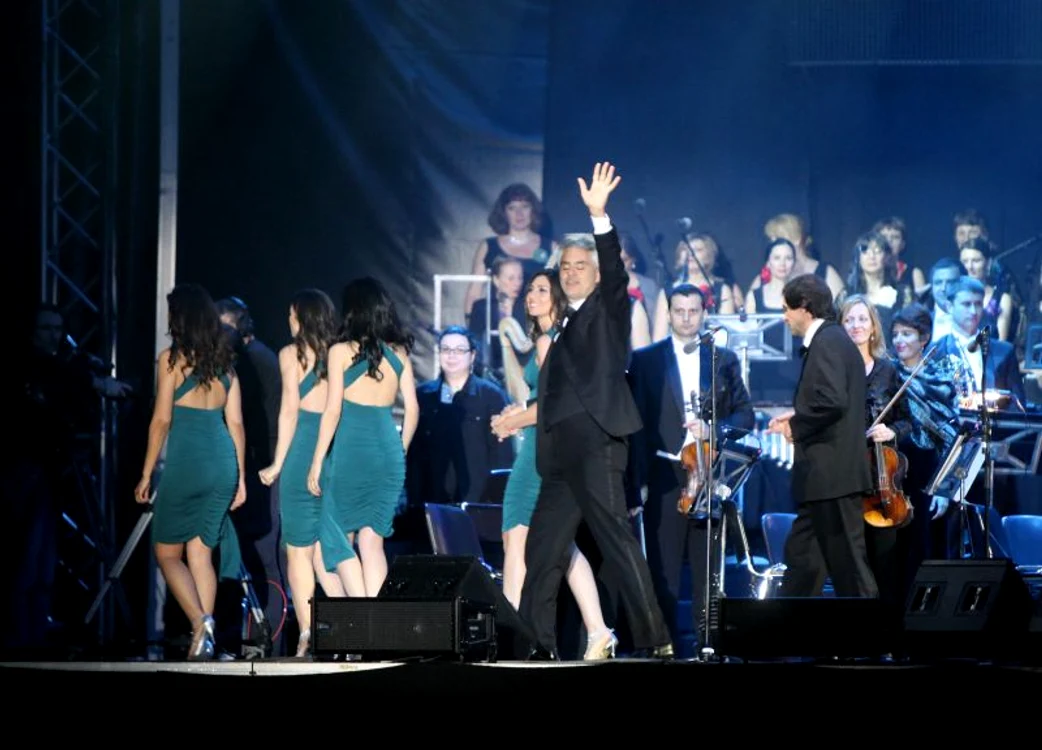 Andrea Bocelli i-a avut invitaţi în spectacol pe Angela Gheorghiu şi Cezar Ouatu. (Foto: Sever Gheorghe)