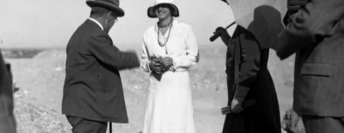Regina Maria şi Principesa Ileana vizitând piramidele din Egipt - 1930 platoul Giza Sursa Facebook Mihaela Chiripuci / Arhiva giza.fas.harvard.edu