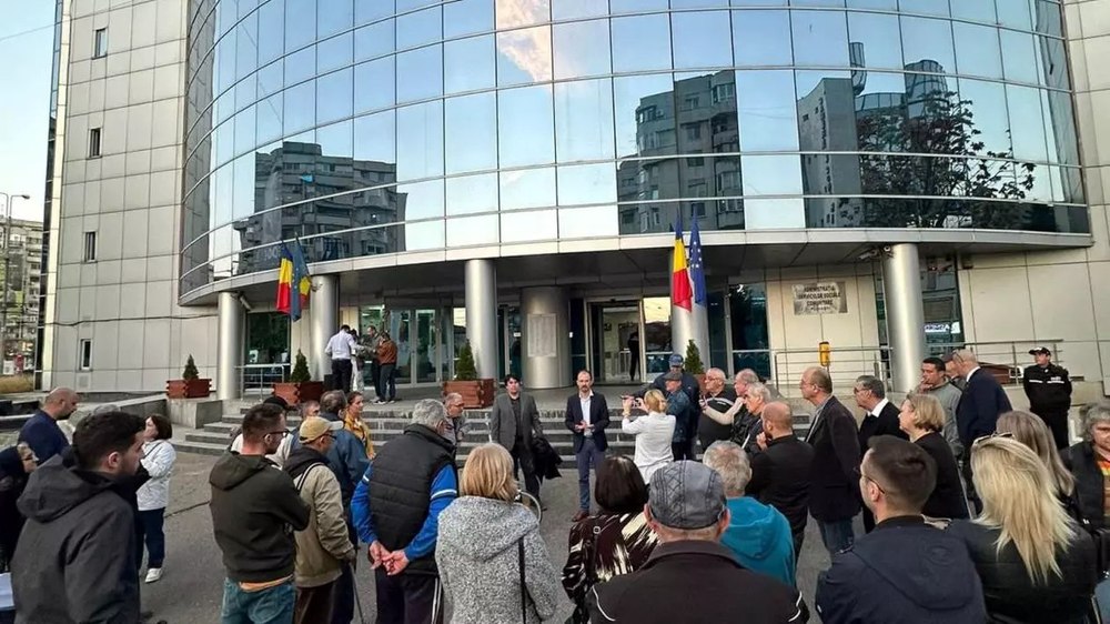 Salariaţii firmei de transport public din Ploiești au ieşit în stradă. Primarul cere tăierea la sânge a bugetului: „Acolo e o gaură neagră, parazitată de pile şi nepotisme”