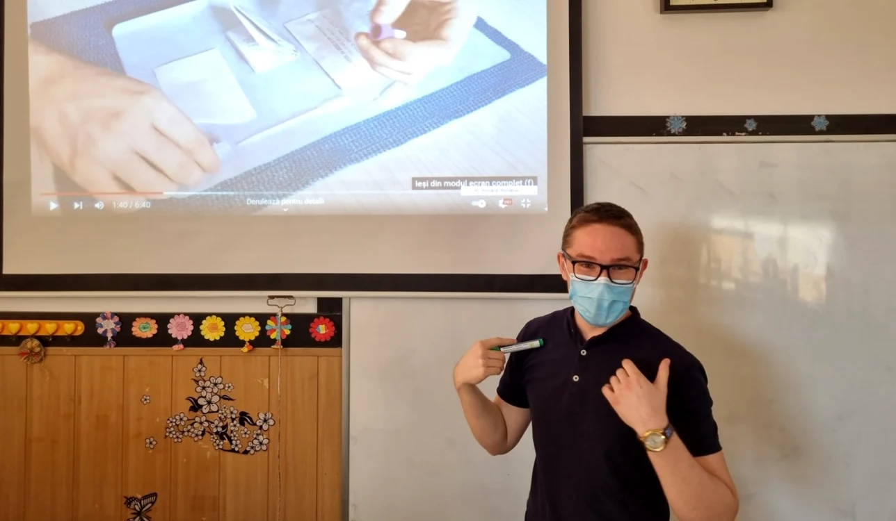 Profesorul Eduard Grosu explică modul de testare foto: arhiva personală