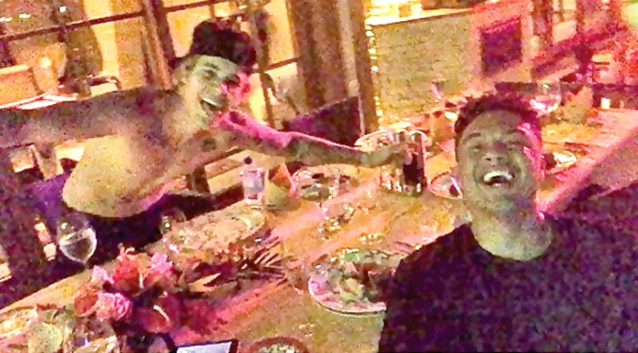 
    La petrecere au venit  peste 100 de invitaţi  