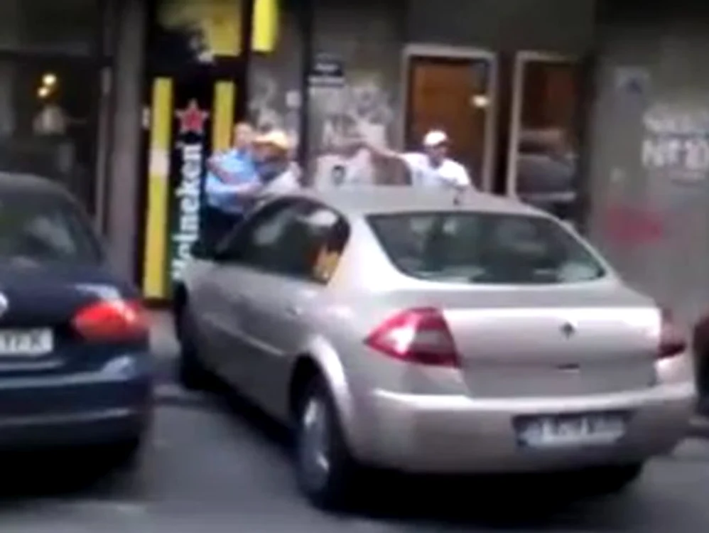 
    Poliţistul a încasat câţiva pumni de la cei doi bărbaţi  