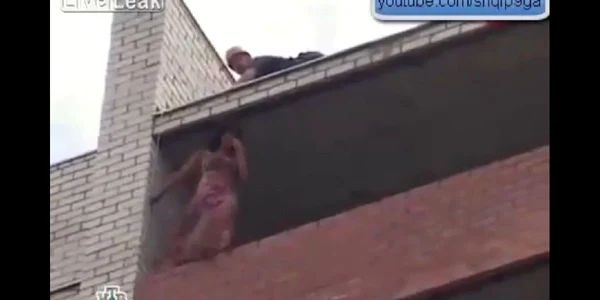 Pompierul coboară de pe acoperişul clădirii (captură video youtube.com)