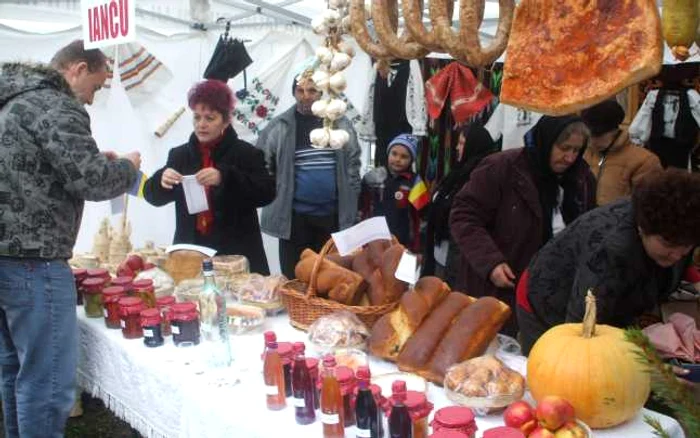 Au fost expuse plăcinte, cozonaci şi mezeluri tradiţionale