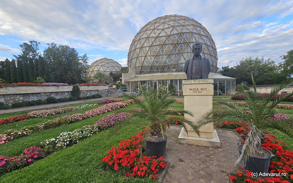 Cupolele uriașe dintr-un oraș transilvan ascund o lume exotică. Cum a transformat un profesor parcul unui conte într-un loc uimitor