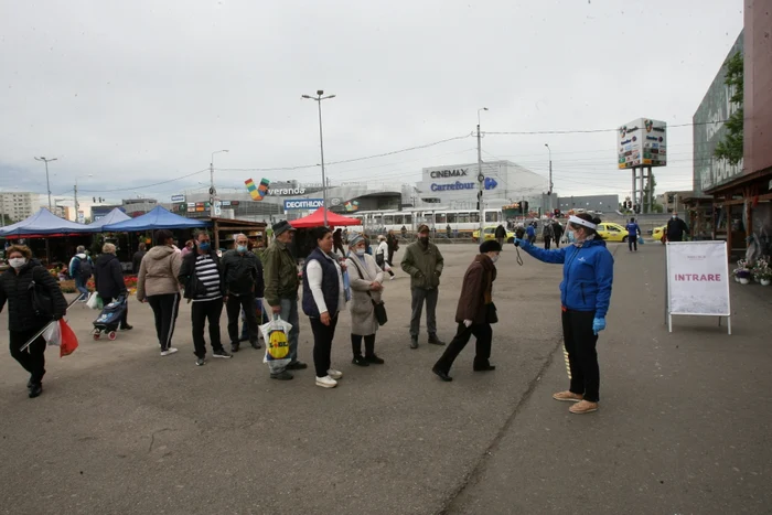 
    Vânzătoarele au mască de protecție și  stau în spatele geamurilor de plexiglas Fotografii: Mihai Ionescu   