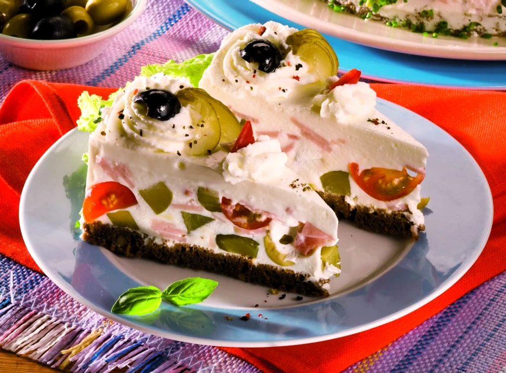 tort aperitiv cu masline  si castraveti murati jpeg