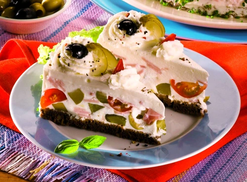 tort aperitiv cu masline si castraveti murati jpeg
