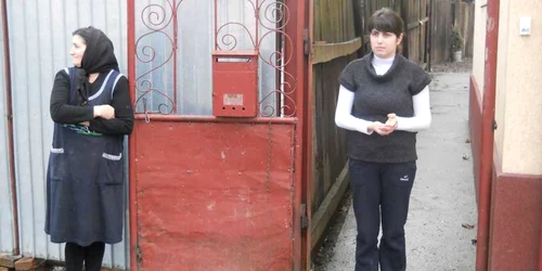 Jenica Bizom, sora asistentei maternale, şi fiica sa, Ileana, sunt şocate de cele auzite