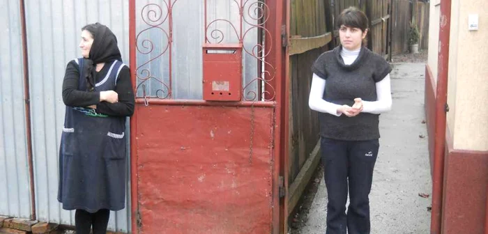 Jenica Bizom, sora asistentei maternale, şi fiica sa, Ileana, sunt şocate de cele auzite