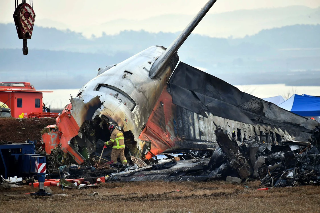Avionul s-a înfipt într-un zid de beton aflat pe aeroport (Foto: Profimedia)