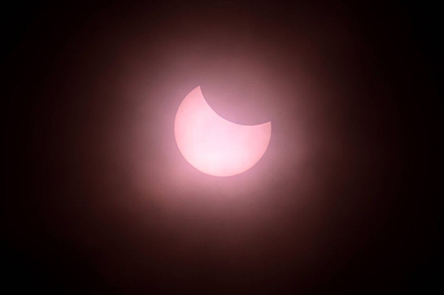 Spectacole cerești oferite de eclipsa parțială de Soare în toată lumea. Fenomen rar, așteptat cu interes de pasionații de astronomie