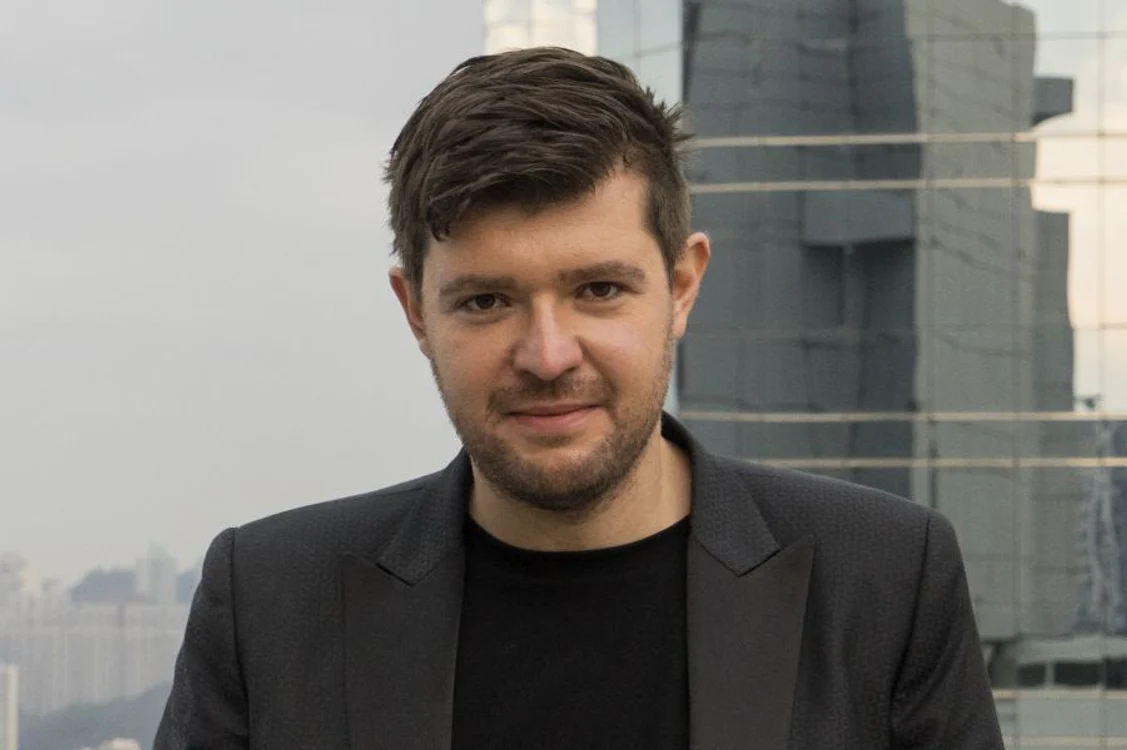 Bienala, un loc al fugii continue – interviu cu Cosmin COSTINAȘ jpeg