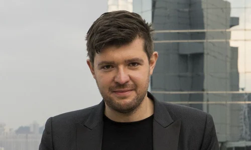 Bienala, un loc al fugii continue – interviu cu Cosmin COSTINAȘ jpeg