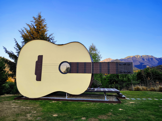 Casa-chitară de la Râșnov a fost inaugurată pentru Rockstadt Extrem Festival. Ideea este unică în România