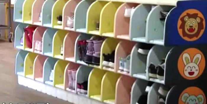 Copiii au rămas fără pantofi FOTO: Captură video
