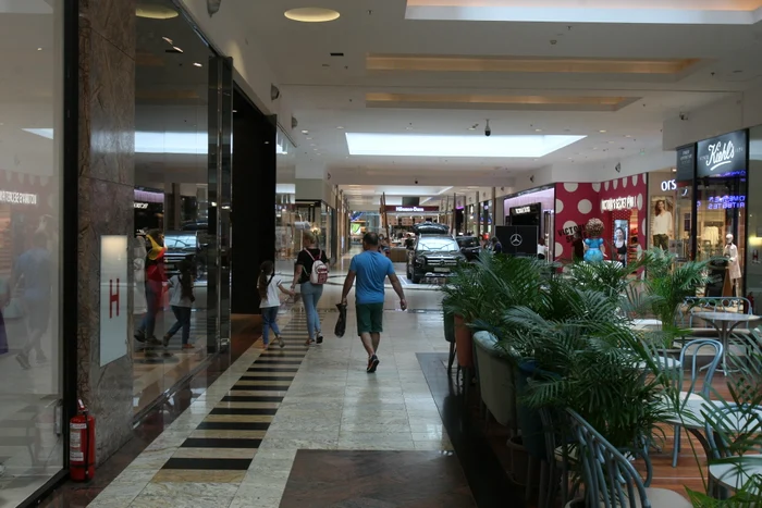 S-au redeschis mall-urileFoto Blitz