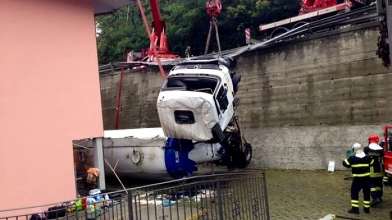 
    Cisterna a căzut lângă o casă în nordul Italieifoto: captura video  