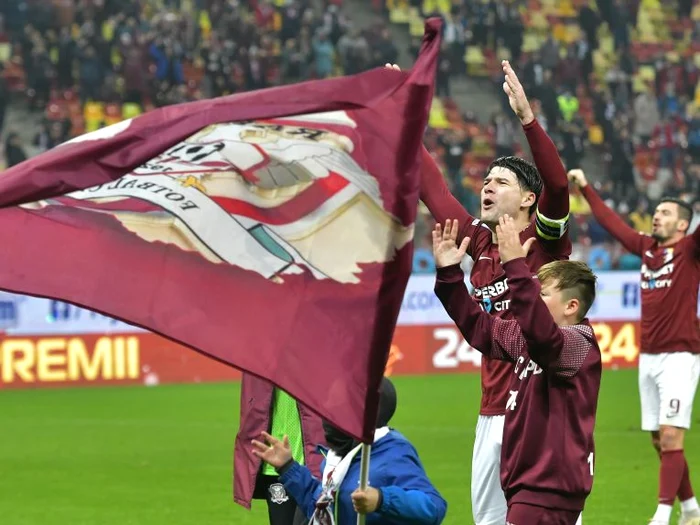 
    Căpitanul Rapidului, Cristi Săpunaru, cântă împreună cu galeria după victoria cu FC ArgeșFOTO: Sportpictures.eu  