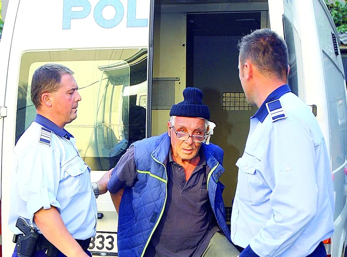 Mihai Păduraru s-a predat la Secţia 21 Poliţie. El a spus că nu regretă gestul pe care l-a făcut