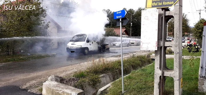 Explozie în trafic urmată de un incendiu cu doi răniți pe o stradă din Horezu Foto ISU Vâlcea
