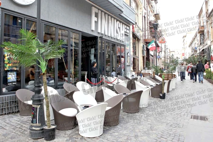 Agenţii economici au fost amendaţi pentru că au blocat circulaţia pietonală cu mesele şi scaunele teraselor (Fotografii: Roberto Sălceanu)