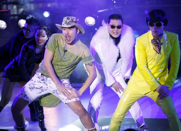 Psy, cu Noh Hongchul şi Yoo Jae-Suk, în Times Square din New York, de Anul Nou. (Foto: Reuters)