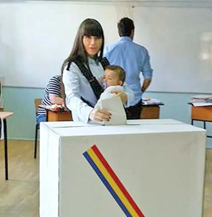 EBa a votat cu fetiţa ei în braţe