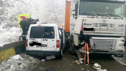 Imagini de la accidentul de pe Dealul Negru DN 7 - E 81 în judeţul Vâlcea cu patru victime şi trei vehicule implicate Foto Adevărul