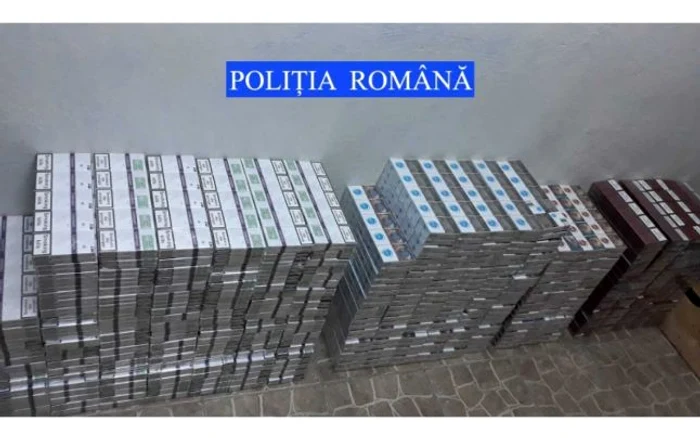 Poliţiştii au descoperit 58.000 de ţigări într-un autoturism FOTO Poliţia Neamţ