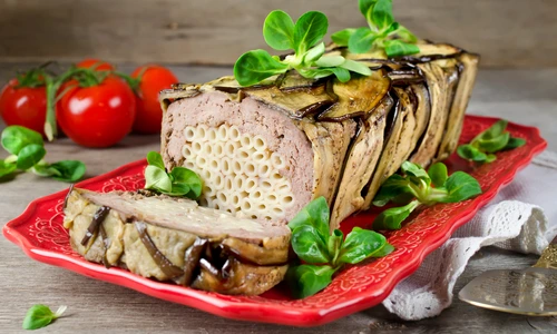 Terina cu paste si vinete  Sursa foto shutterstock 674736076 jpg