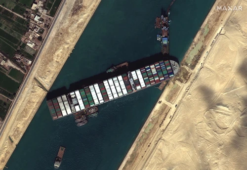 Nava Ever Given a blocat ruta maritimă din cauza rafalelor puternice de vânt Foto: EPA - EFE