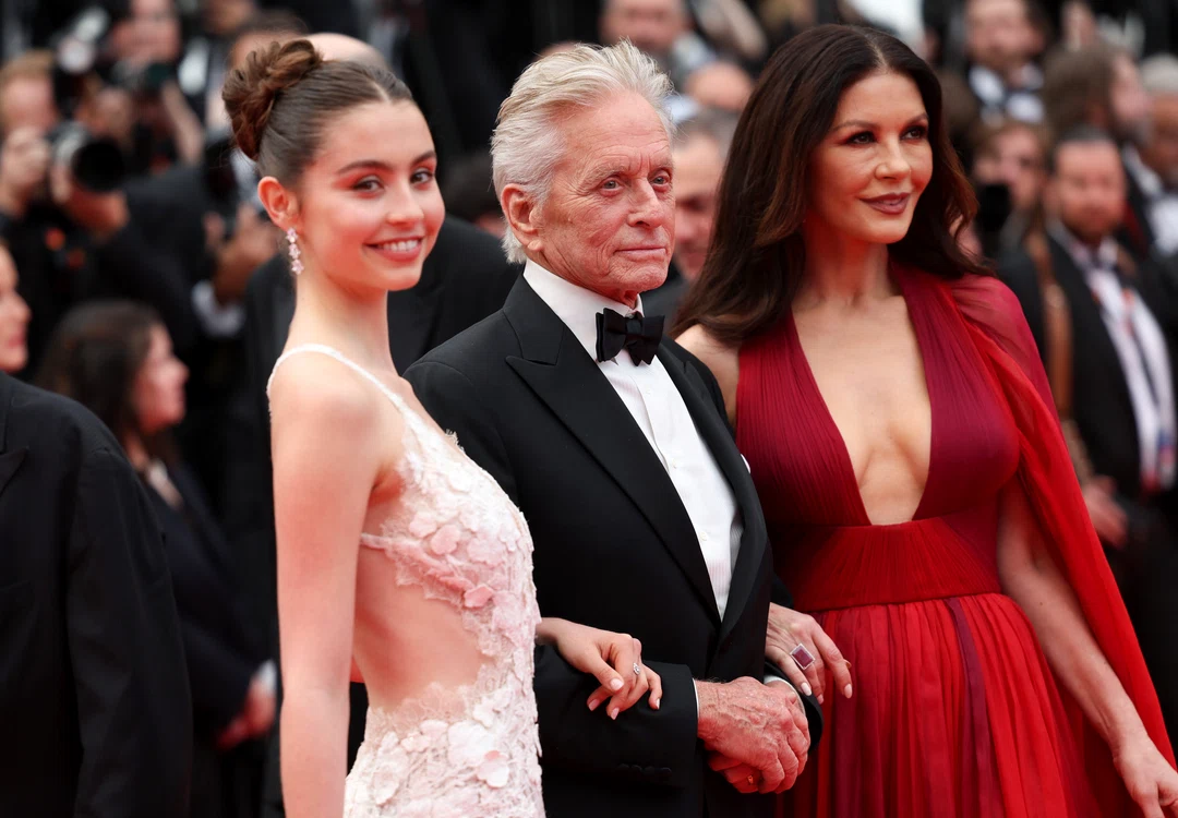 Michael Douglas și Catherine Zeta Jones la Cannes 2023, alături de fiica lor, Foto Getty (1) jpg