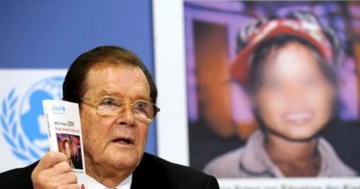 Roger Moore militează contra fabricării pateului de pasăre